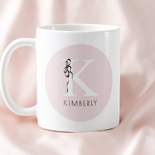 エレガントなイニシャル ピンクの女の子らしい フェミニンなリボン モノグラム コーヒーマグカップ