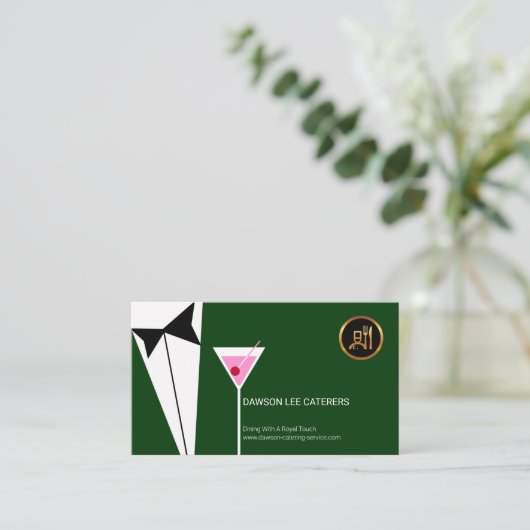 エレガントなウェイターの緑のタキシードのスーツのマルティーニガラス 名刺 (スタンド正面)