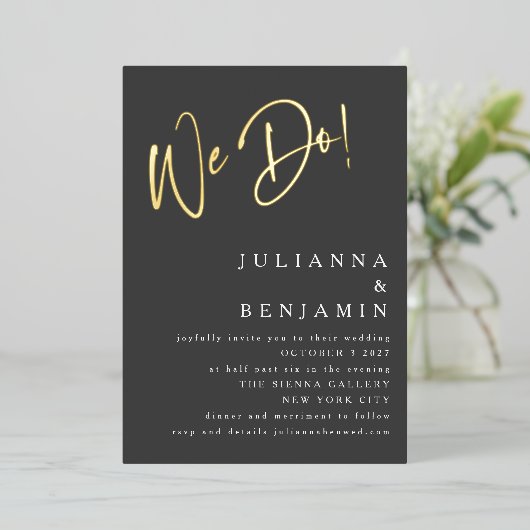 エレガントなウェディングウェブサイトソフトブラック金ゴールド 箔招待状 (立ち正面)