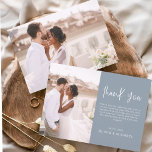 エレガントなウェディングダスティブルーありがとう写真 招待状<br><div class="desc">前面と背面結婚に写真を持つミニマルなダスティブルーのサンキューカード。サンキューカードにはモダン、結婚式の日のお祝いの後に使用するエレガント、シンプルタイポグラフィとモダン使用する手書き文字文字が含まれている。</div>