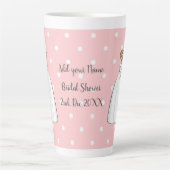 エレガントなウェディングドレスの幸せなブライズシャワー カフェラテマグ (正面)