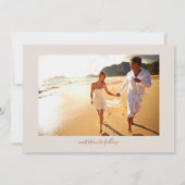 エレガントなエクリュ モノグラム クレスト ウェディング フォト セーブザデート (裏面)