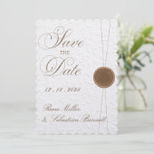 エレガントなエンボス加工の結婚式招待状（Save the Date） 招待状 (スタンド正面)