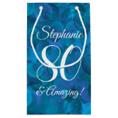 エレガントなオーシャンブルー 80 とアメージングバースデーパーティー スモールペーパーバッグ (裏面)