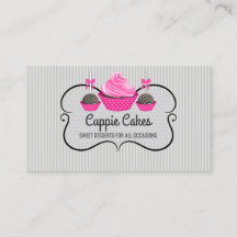 エレガントなカップケーキのケーキはベーキングをぽんと鳴らします