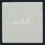 エレガントなカリグラフィーグリーンスクリプトモノグラム名前 ストーンコースター<br><div class="desc">エレガントでモダンなセージグリーンのモノグラム名前シグネチャースクリプトカスタムパーソナライズドストーンコースター。 このデザインは、セージグリーンまたはダスティグリーンの背景に、筆記体で手書きされたスワッシュテールのフォントカリグラフィー（またはタイポグラフィー）でカスタム名を特徴としています。 これらは簡単にカスタマイズできます。 素敵でスタイリッシュなフェミニンな引越し祝い、結婚式、誕生日、ブライダルシャワー、16歳の誕生日パーティー、母の日など、ユニークでスタイリッシュなものを愛する女の子へのプレゼントに最適です。</div>