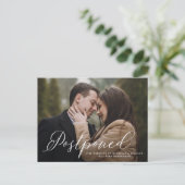 エレガントなカリグラフィー結婚延期カード 案内ポストカード (スタンド正面)