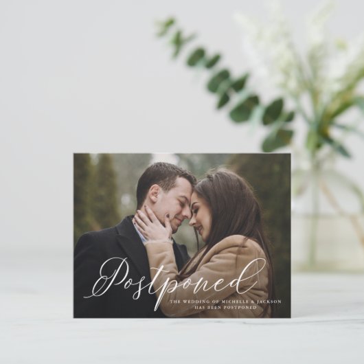 エレガントなカリグラフィー結婚延期カード 案内ポストカード (スタンド正面)