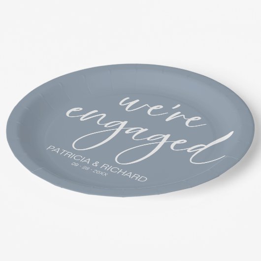 エレガントなカリグラフィー　私たちは婚約しました　婚約パーティー ペーパープレート (アングル)