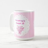 エレガントなキンセンチャー フラワーブーケ | ピンク & ホワイト コーヒーマグカップ (正面左)