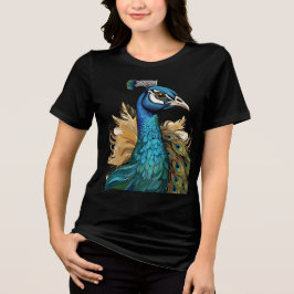 エレガントなクジャクのクローズアップ – 女性向けアートTシャツ トライブレンドTシャツ