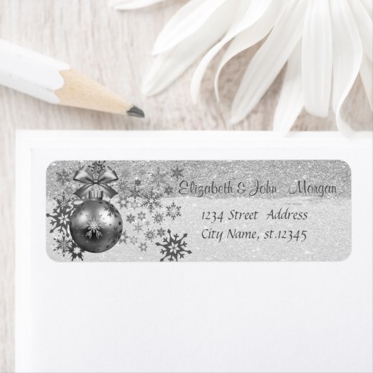 エレガントなクリスマスボールと雪の結晶がきらきらと輝く背景に散りばめられたデザイン。名前や住所などの ラベル (インサイチュ)