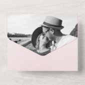 エレガントなグラデーションピンクの背景のウェディング オールインワン招待状 (裏面)