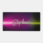 エレガントなグリーンとピンクのおおばれなモノグラム デスクマット (正面)