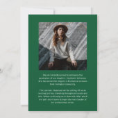 エレガントなグリーンとホワイトのフォトコラージュ 卒業式 案内状 (裏面)