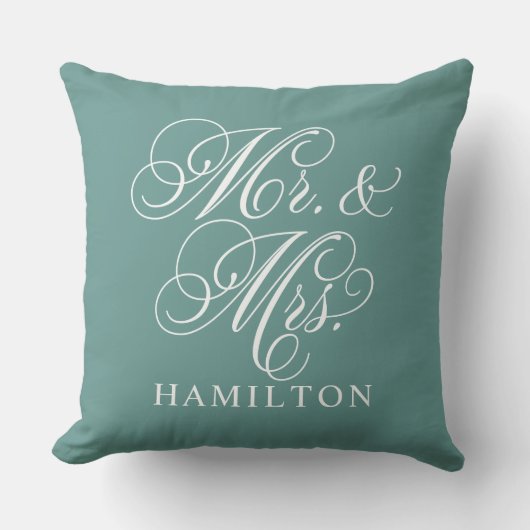 エレガントなグリーンのMr. and Mrs.スクリプトカスタムモノグラム クッション (正面)