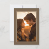 エレガントなココアブラウンのミニマリスト結婚式の写真 セーブザデート (裏面)