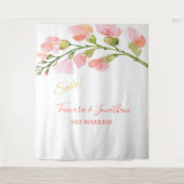 エレガントなコーラルゴールドの花柄フォトブースバックドロップ タペストリー (正面)
