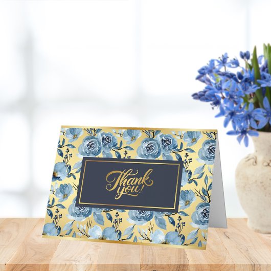 エレガントなゴールドのアクセントが付いた青いバラの模様の コテージコアスタイル サンキューカード