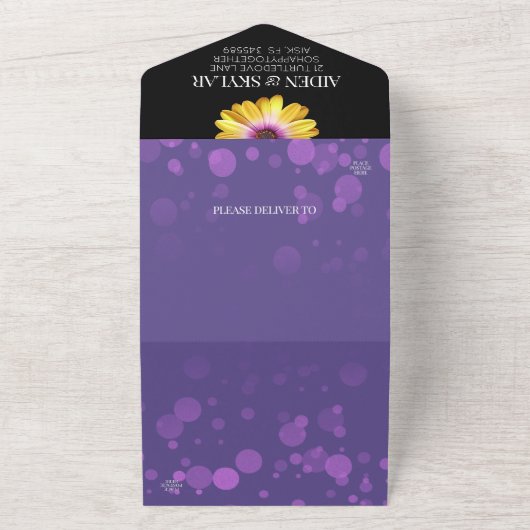 エレガントなゴールドのデイジーとパープルのグリッター ウェディング オールインワン招待状 (外側)