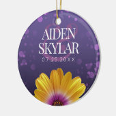 エレガントなゴールドのデイジーとパープルのグリッター ウェディング セラミックオーナメント (左)