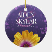 エレガントなゴールドのデイジーとパープルのグリッター ウェディング セラミックオーナメント (裏面)