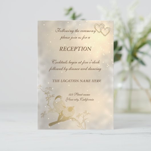 エレガントなゴールドのハートと鳥の装飾が施された結婚式の披露宴 招待状 (スタンド正面)