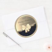 エレガントなゴールドの弓とブラックのグリッターが施された50周年記念品 ラウンドシール (封筒)
