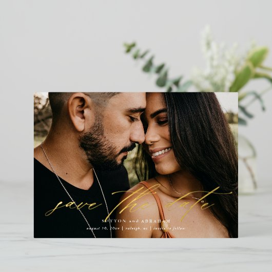 エレガントなゴールドカリグラフィー写真Save the Date 箔招待状 (立ち正面)