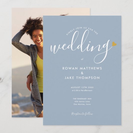 エレガントなゴールドハート ダスティーブルー スクリプト フォト ウェディング 招待状 (正面/裏面)
