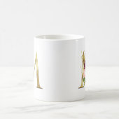 エレガントなゴールドレターM ブッシュ バーガンディ ローズ モノグラム コーヒーマグカップ (中央)