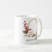 エレガントなゴールド ブッシュピンクの花のイニシャルQ コーヒーマグカップ (正面右)