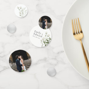 エレガントなサージグリーンとホワイトフラワーの結婚式テーブル装飾 コンフェッティ