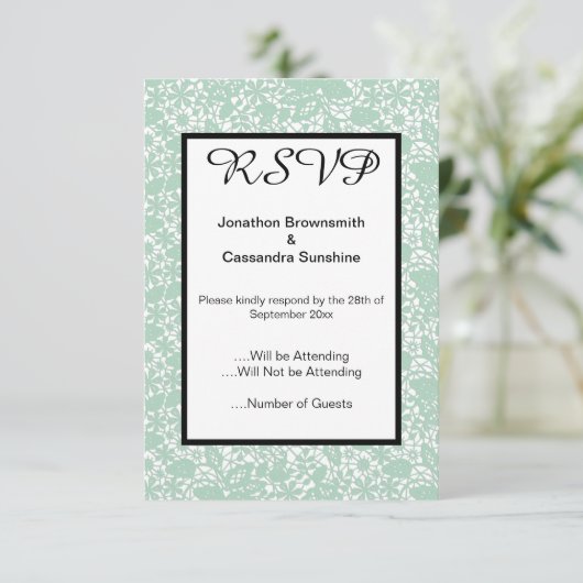 エレガントなサージグリーンのレースの返信カード 招待状 (スタンド正面)