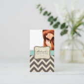 エレガントなシェブロンモダンなブラウン、緑およびベージュ色 名刺 (スタンド正面)