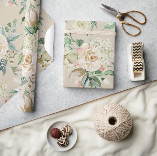 エレガントなシャンパンカラーのクリーム フローラル ボタニカル ウェディング ラッピングペーパー (クラフト)