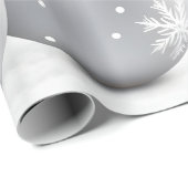 エレガントなシルバーのクリスマスボールと松の枝のホリデーシーズン ラッピングペーパー (ロールコーナー)