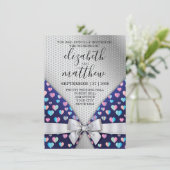 エレガントなシルバーの招待状のリボンとハートの点々 招待状 (スタンド正面)