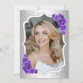 エレガントなシルバー ホワイト パープル フォト 50歳の誕生日 招待状 (裏面)