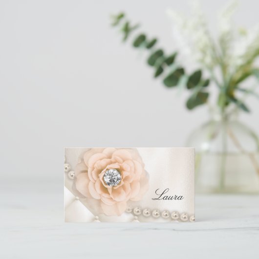 エレガントなジュエリーのウェディングプランナーのばら色のクリーム色の真珠 名刺 (スタンド正面)