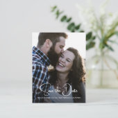 エレガントなスクリプトでおめでたい日を予告するエンゲージメント写真カード 案内ポストカード (スタンド正面)