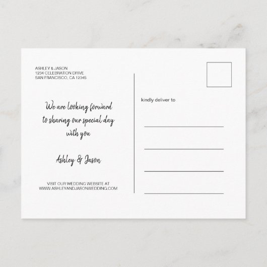 エレガントなスクリプトでおめでたい日を予告するエンゲージメント写真 案内ポストカード (裏面)