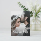 エレガントなスクリプトでおめでたい日を予告するエンゲージメント写真 案内ポストカード (スタンド正面)