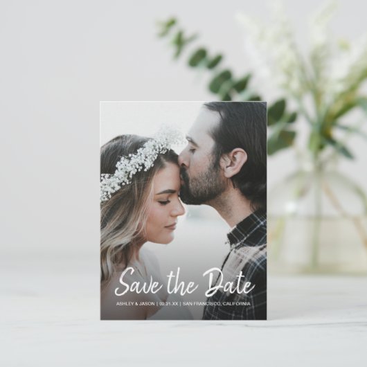 エレガントなスクリプトでおめでたい日を予告するエンゲージメント写真 案内ポストカード (スタンド正面)