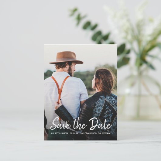 エレガントなスクリプトでお届けする、結婚式の日取りを知らせるエンゲージメント写真 案内ポストカード (スタンド正面)