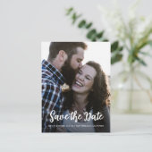 エレガントなスクリプトでセーブ・ザ・デートのエンゲージメント写真 案内ポストカード (スタンド正面)