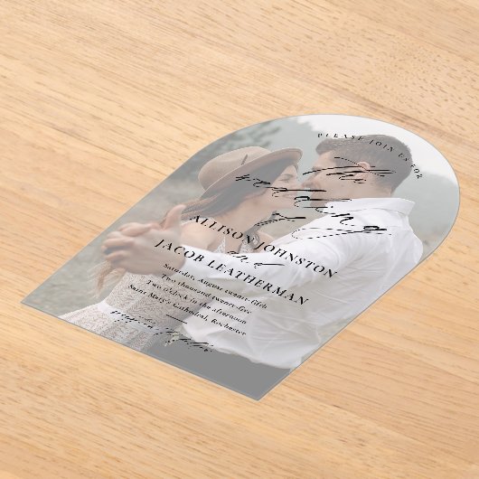 エレガントなスクリプトオーバーレイ アーチ フォト ウェディング アクリル招待状 (レイダウン)