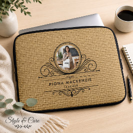 エレガントなスクリプト柄の自然なジュートテクスチャー ラップトップスリーブ
