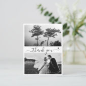 エレガントなスクリプト2枚の写真 ミニマルな結婚式のお礼カード ポストカード (スタンド正面)