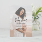 エレガントなスクリプト タイポグラフィー モダン フォト ベビー シャワー 招待状 (スタンド正面)